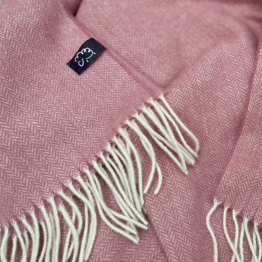 Dusky Pink throw with Moe Ridne logo label