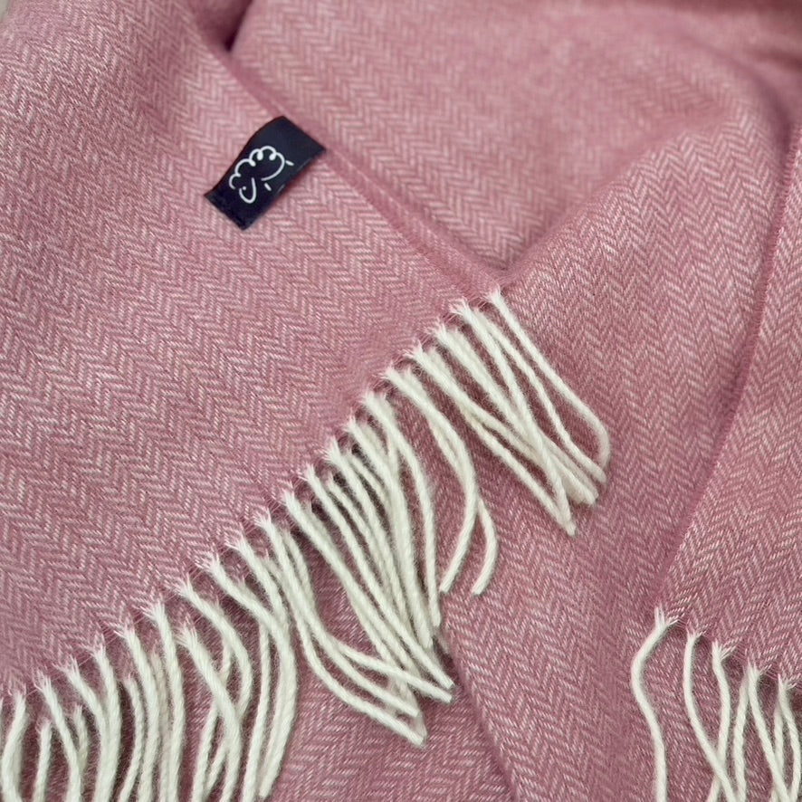 Dusky Pink throw with Moe Ridne logo label
